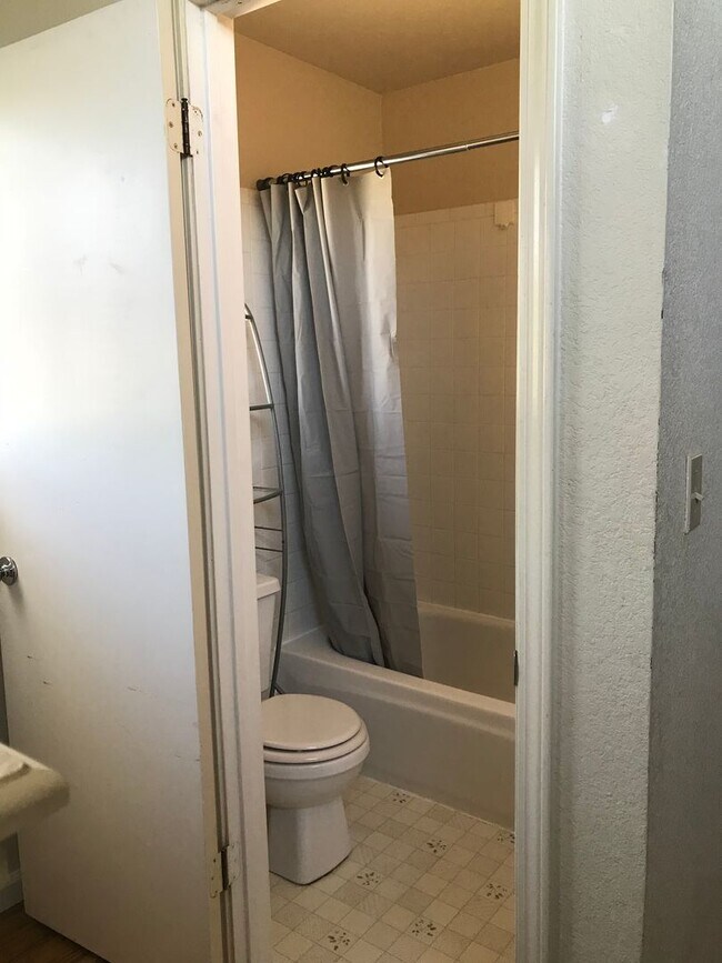 Building Photo - Available June 1st -4 Bedroom 2.5 Bath House in M Section of Rohnert Park - SSU Students Welcome