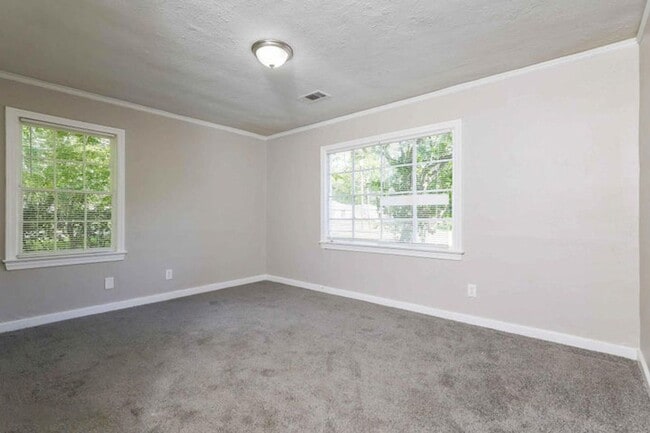 Building Photo - Charming 4 bed 2 bath renovated home