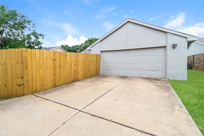 Building Photo - Spacious 4BR Home with Vaulted Ceilings, Fireplace & Large Backyard!