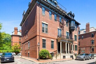 Building Photo - 2 Otis Pl