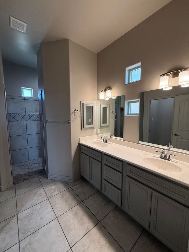 Building Photo - 4 Bedroom in Villa Chaparral!