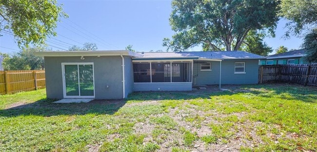 Building Photo - 1500 Laurel Cir