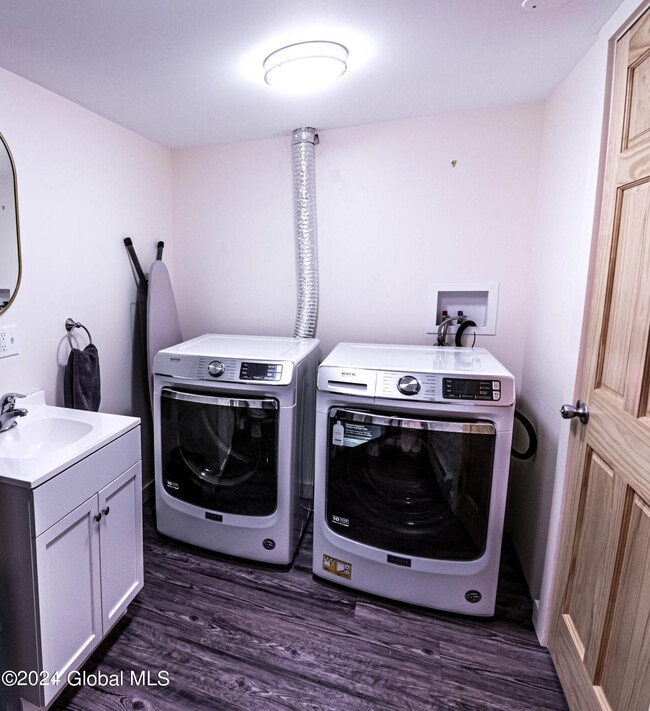 Building Photo - 297 W Circular St