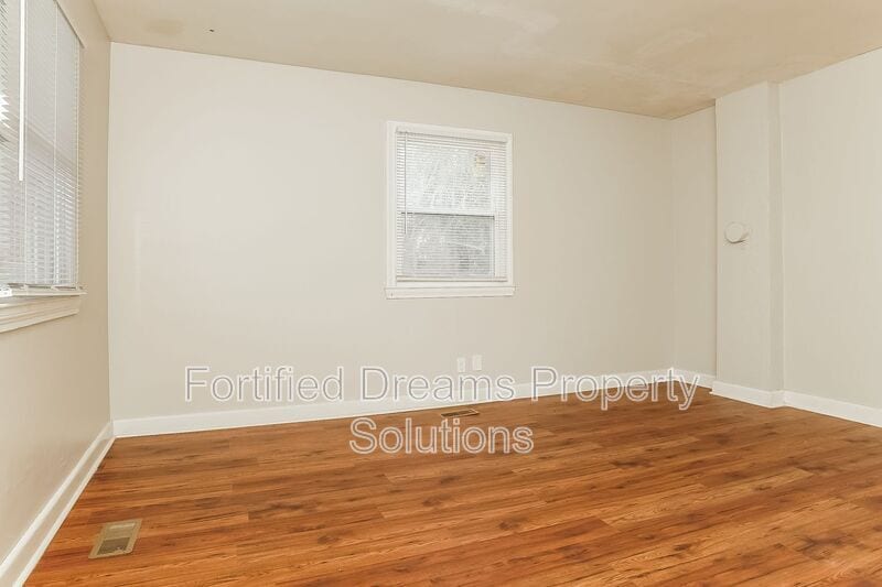 Building Photo - 2008 Row St