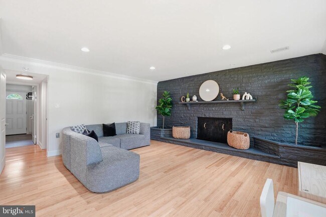 Building Photo - 510 Moat Way