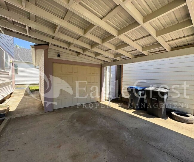 Building Photo - Spacious 3-Bedroom, 2-Bath Home on a Corner Lot-Students Encouraged To Apply