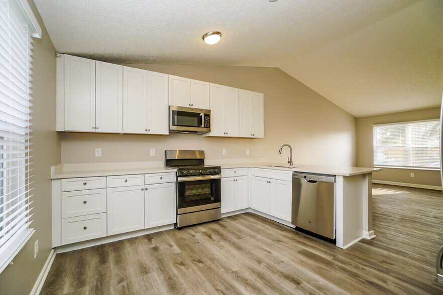 Building Photo - 2146 Kingsglen Dr