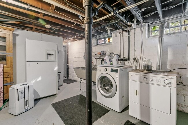 Building Photo - 201 Melbourne Ave SE