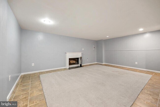 Building Photo - 6104 Old Brentford Ct