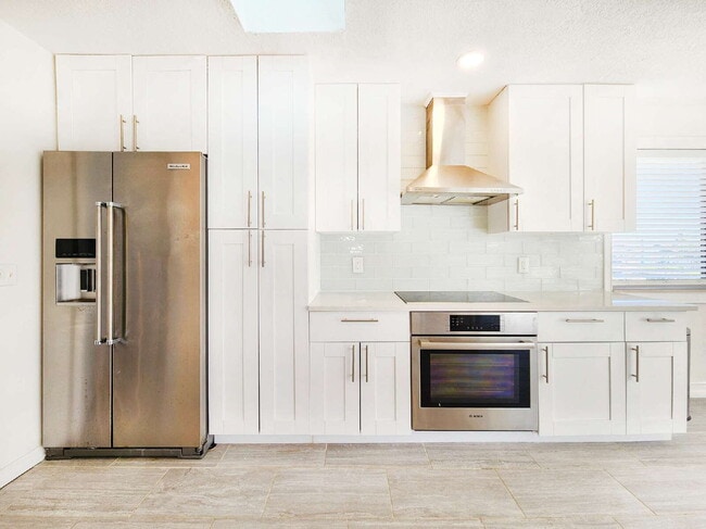 Building Photo - "3-Bed, 3-Bath Gem in New Port Richey with 2,233 Sq Ft of Living Space!"