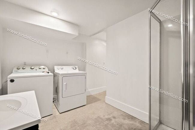 Building Photo - Modern Mediterranean 2 Bed/2 Bath with plenty of space - Pet Friendly!