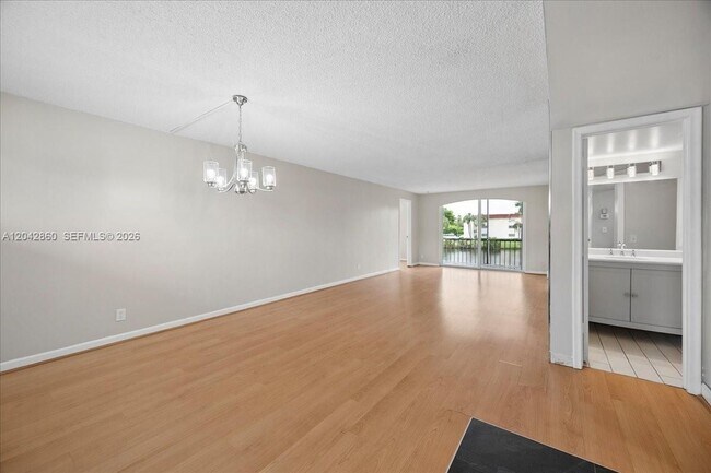 Building Photo - 800 S Hollybrook Dr