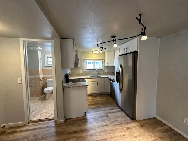 Building Photo - 1010 E 8th St