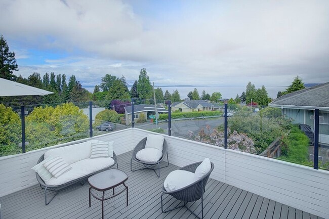 Building Photo - 3 bedroom 2.5 View Property Beach Access  ...