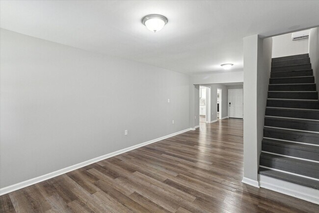 Building Photo - Huge East Savannah 4BR/2BA House For Rent