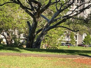 Building Photo - 605 Oaks Dr