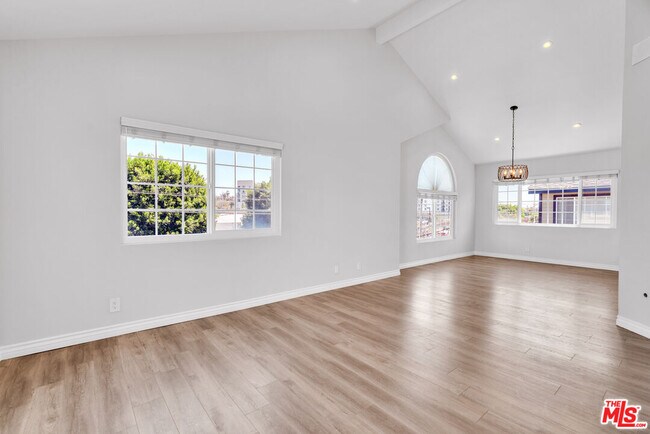 Primary Photo - 119 E Beach Ave