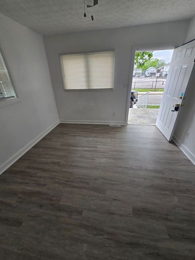 Building Photo - 2 BEDROOM SINGLE FAMILY