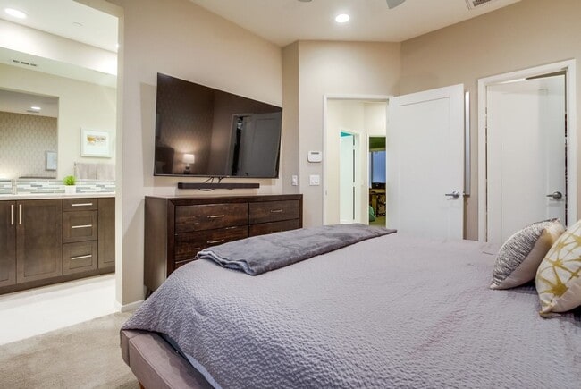Building Photo - Stunning 3-bed, 3-bath townhome with bonus...