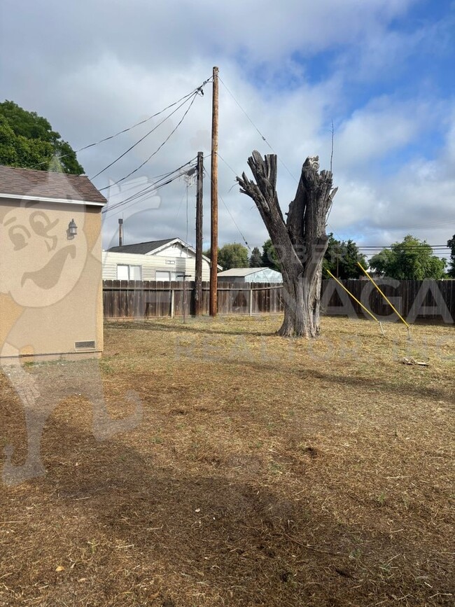 Building Photo - 3 Bedroom/ 2 Bathroom Home