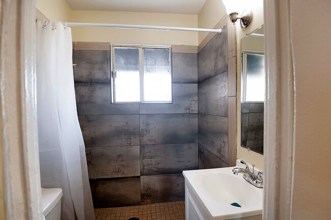 Building Photo - Haye's House