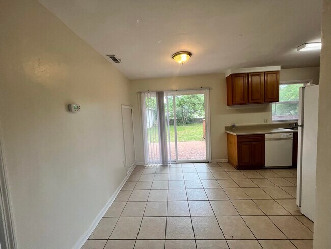 Building Photo - 3611 S Lakewood Dr