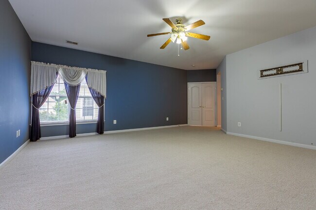 Building Photo - Spacious, Light-Filled Home in the Desirable Broadlands