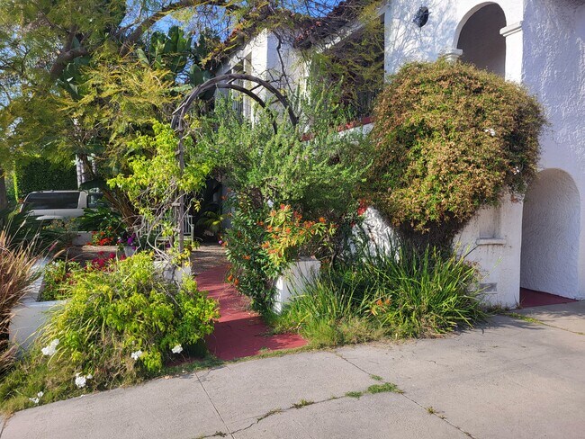 Building Photo - 346 N Alfred St