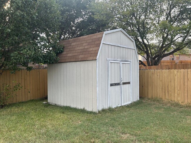 Building Photo - 4 Bedroom / 3.5 Bathroom beautiful house f...
