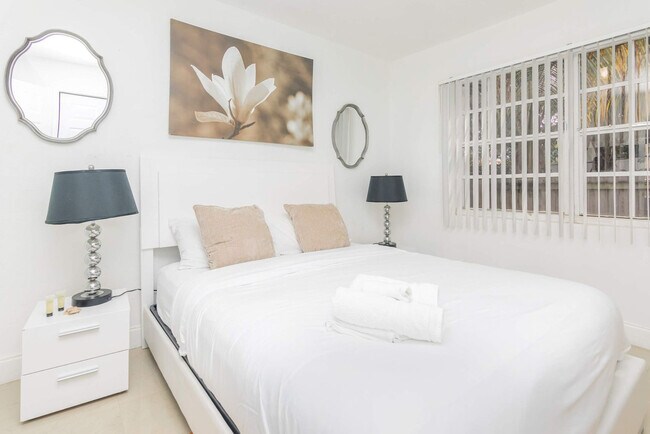 Building Photo - 7727 NW 4th Ct