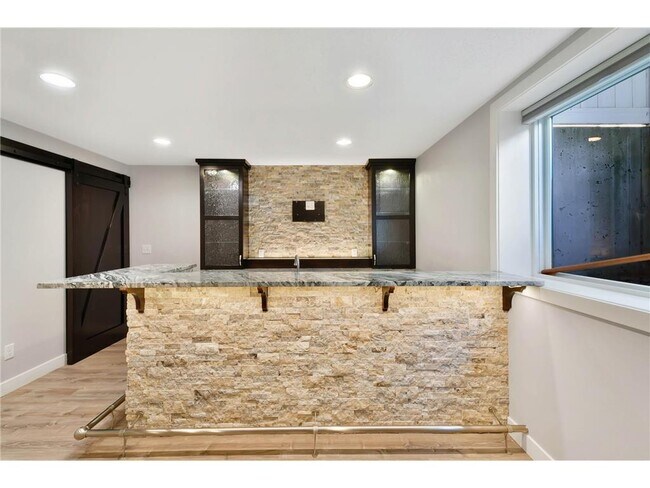 Building Photo - 154 Beaton Dr W