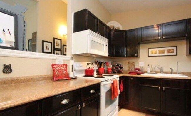 Building Photo - Updated 3 Bed Home with Vaulted Ceilings, Solar Panels & Large Corner Lot!