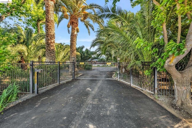 Building Photo - 3300 Concord Ave