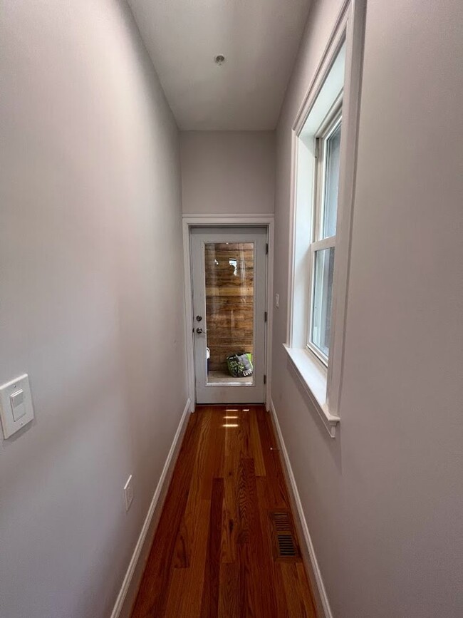 Building Photo - Newly Renovated Split Level Row Home in Tr...