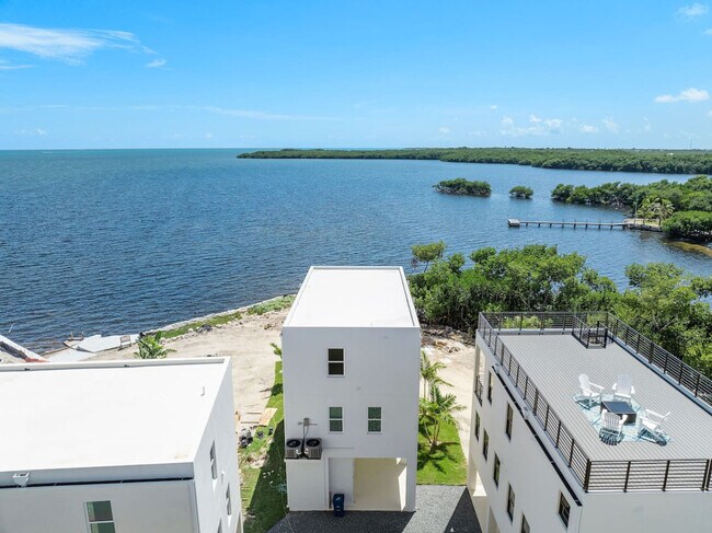 Building Photo - 99 Seaside Ave