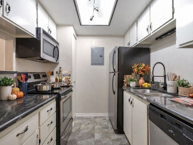 Building Photo - 1BR Condo • Fireplace • Balcony in Aurora