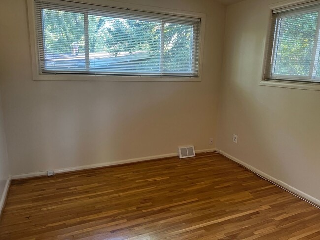 Building Photo - Spacious Home , Great Location