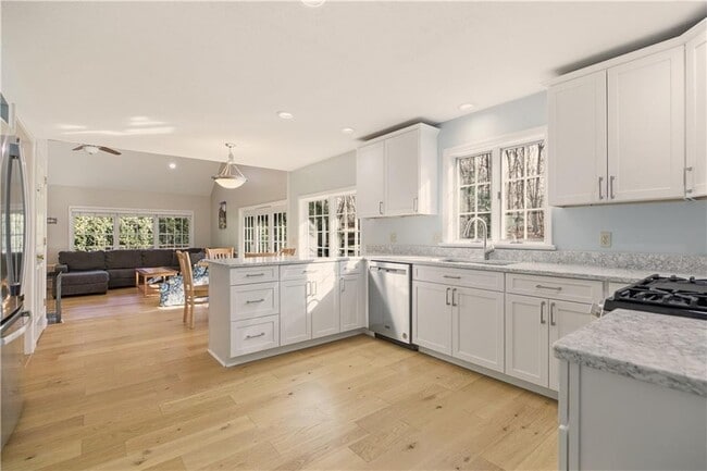 Building Photo - 141 Laurel Ridge Ln