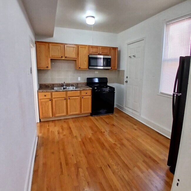 Building Photo - 4808 W Barry Ave