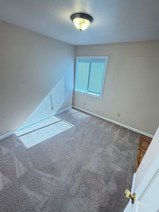 Building Photo - Newly Updated 2 Bedroom!