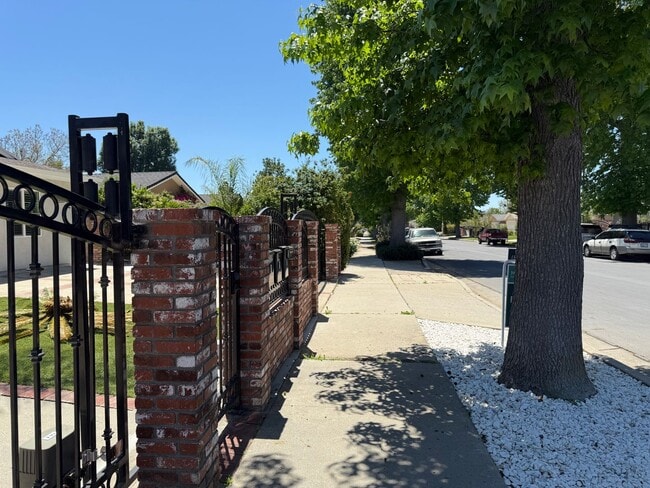 Building Photo - Stunning 3-Bedroom + Den Lease | Brand New...