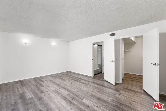 Building Photo - 6212 Fulton Ave