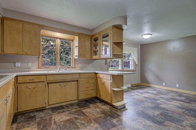 Building Photo - 2 bed, 1 bath –1270 SF – Nice Ranch Single...