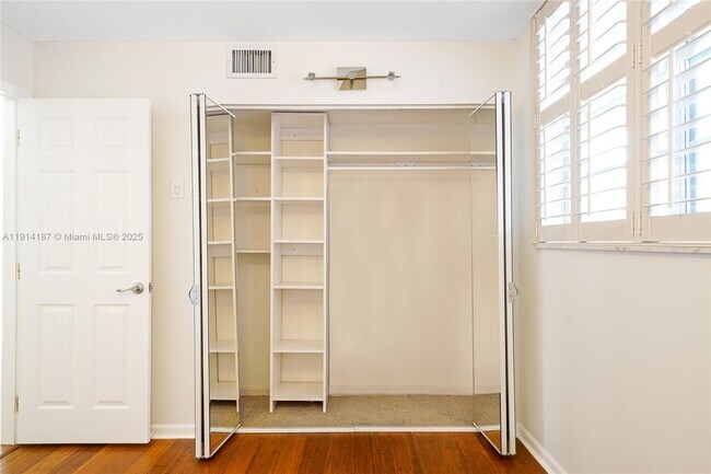 Building Photo - 1811 Sabal Palm Dr