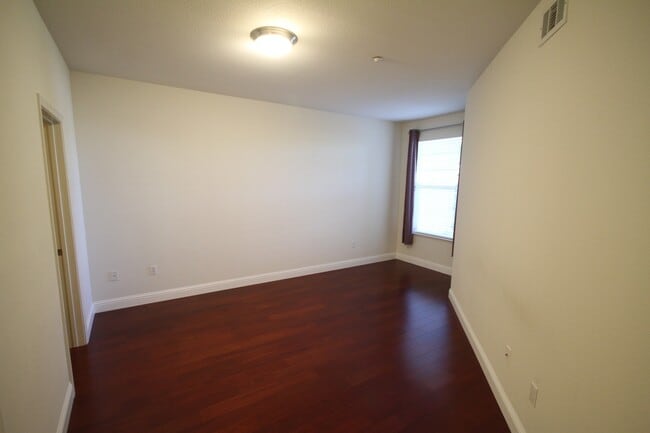 Building Photo - 3 Bed| 2 Bath | 1526 SF | Private 2 Car Garage | Condominium