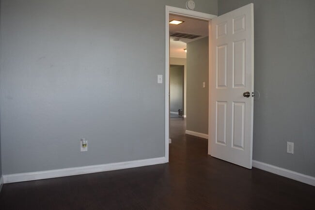 Building Photo - 6505 Hillsdale Blvd