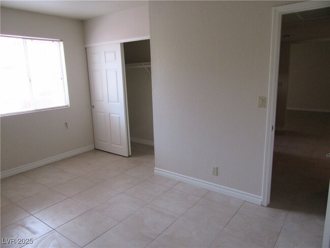 Building Photo - 4954 River Glen Dr
