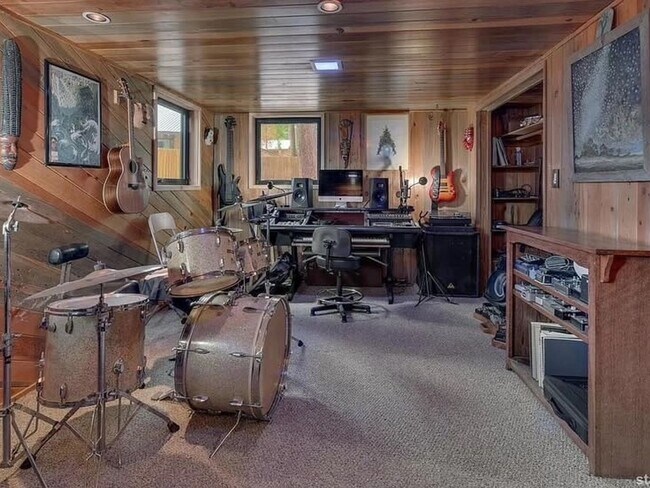 Building Photo - 4 Bedroom Single Family Home in South Lake Tahoe