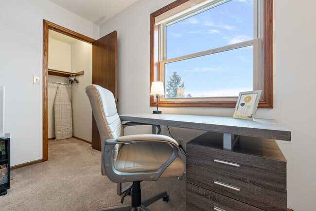 Building Photo - 348 Willow Grove Dr