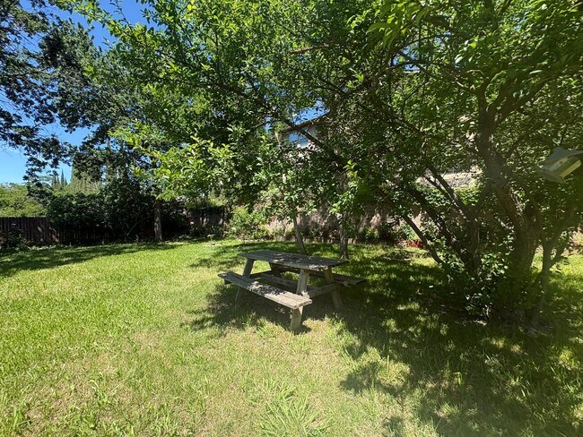 Building Photo - IMMEDIATE MOVE IN! Charming Vintage Sacramento 3 Bed / 1.5 Bath Home with Large Private Yard